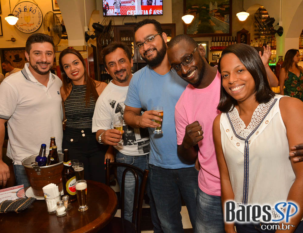 Grupo Transachoro e Dennis Alencar comandaram o sábado no Bar Birô Grupo Transachoro e Dennis Alencar comandaram o sábado no Bar Birô