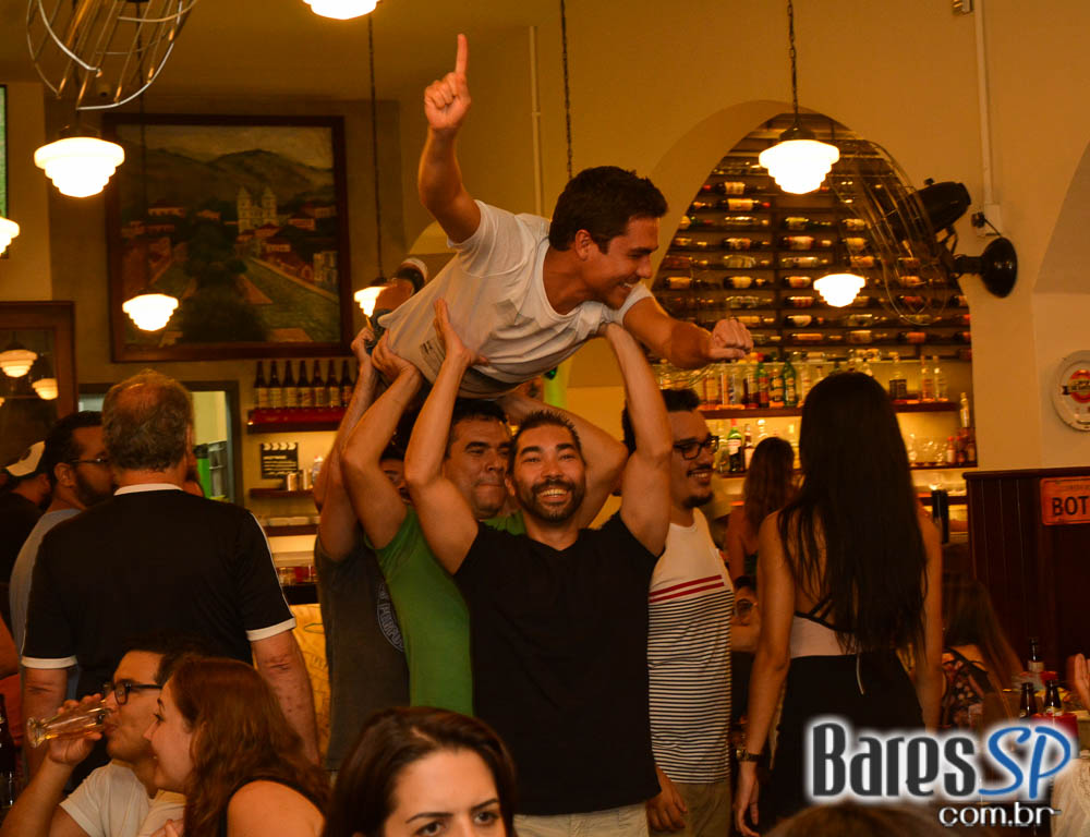 Grupo Transachoro e Dennis Alencar comandaram o sábado no Bar Birô Grupo Transachoro e Dennis Alencar comandaram o sábado no Bar Birô