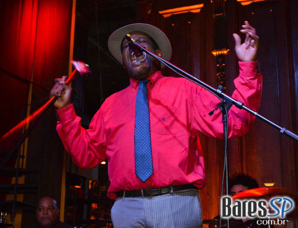 Dom Paulinho Lima & March 5 animaram a sexta-feira no Bar Charles Edward Dom Paulinho Lima & March 5 animaram a sexta-feira no Bar Charles Edward