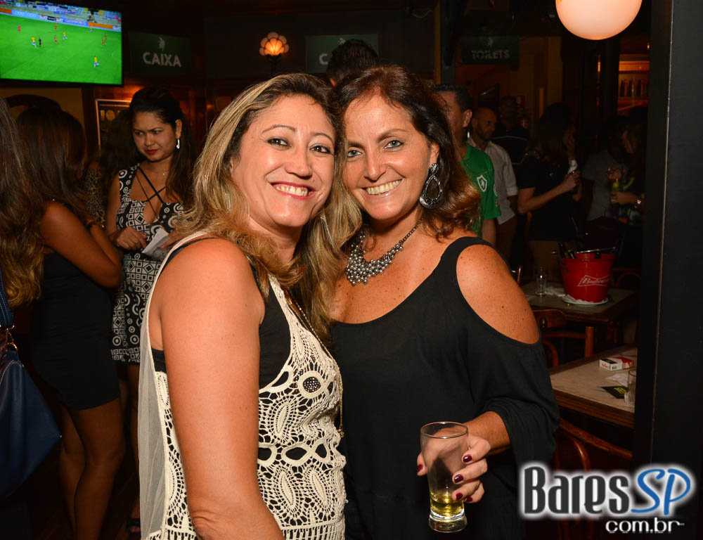 Dom Paulinho Lima & March 5 animaram a sexta-feira no Bar Charles Edward Dom Paulinho Lima & March 5 animaram a sexta-feira no Bar Charles Edward