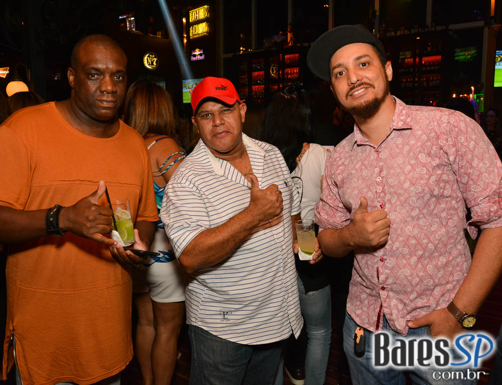 Dom Paulinho Lima & March 5 animaram a sexta-feira no Bar Charles Edward Dom Paulinho Lima & March 5 animaram a sexta-feira no Bar Charles Edward