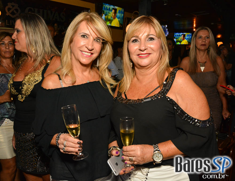 Dom Paulinho Lima & March 5 animaram a sexta-feira no Bar Charles Edward Dom Paulinho Lima & March 5 animaram a sexta-feira no Bar Charles Edward