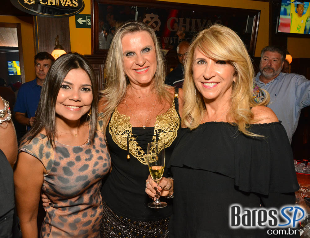 Dom Paulinho Lima & March 5 animaram a sexta-feira no Bar Charles Edward Dom Paulinho Lima & March 5 animaram a sexta-feira no Bar Charles Edward