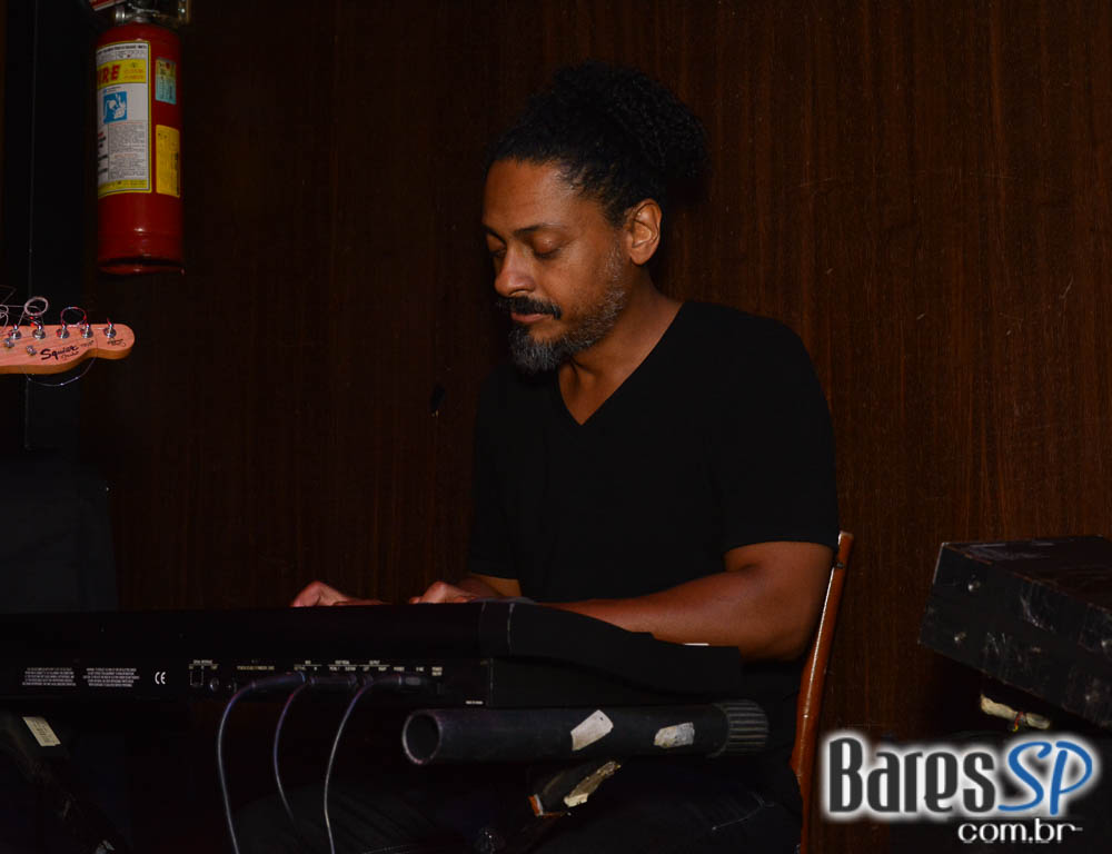 Dom Paulinho Lima & March 5 animaram a sexta-feira no Bar Charles Edward Dom Paulinho Lima & March 5 animaram a sexta-feira no Bar Charles Edward