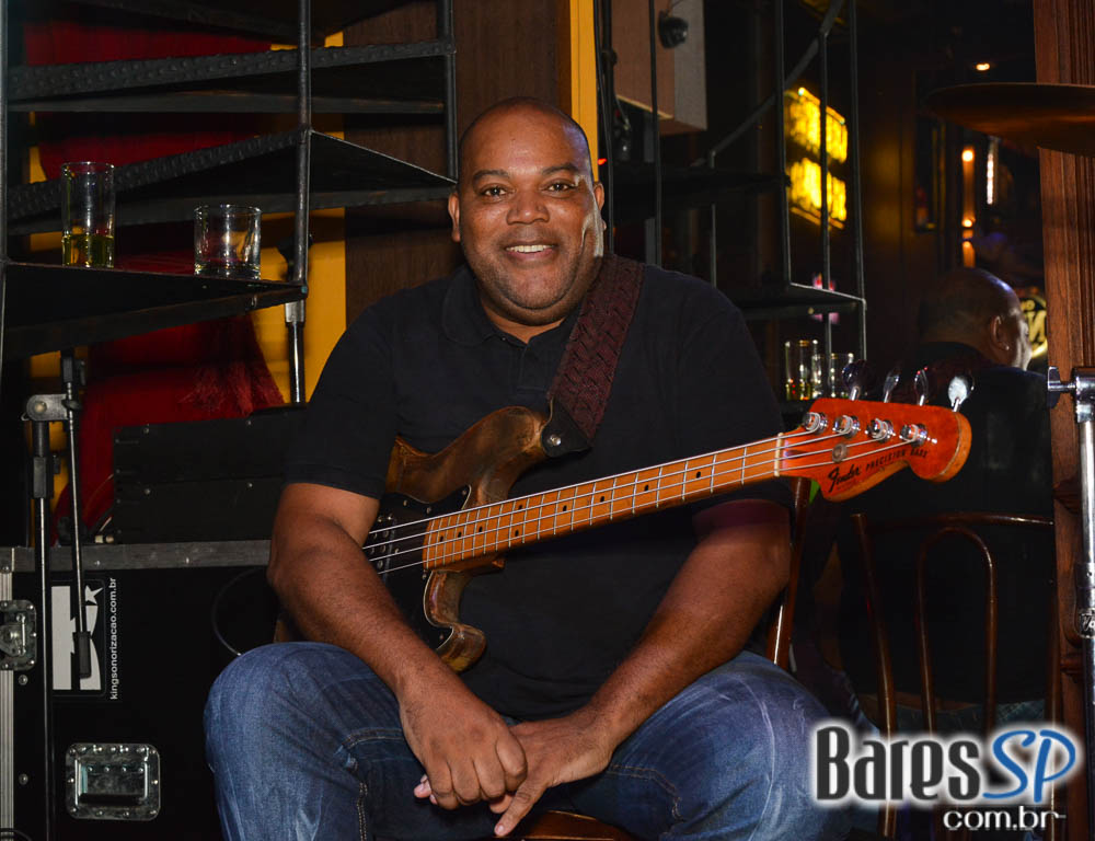 Dom Paulinho Lima & March 5 animaram a sexta-feira no Bar Charles Edward Dom Paulinho Lima & March 5 animaram a sexta-feira no Bar Charles Edward