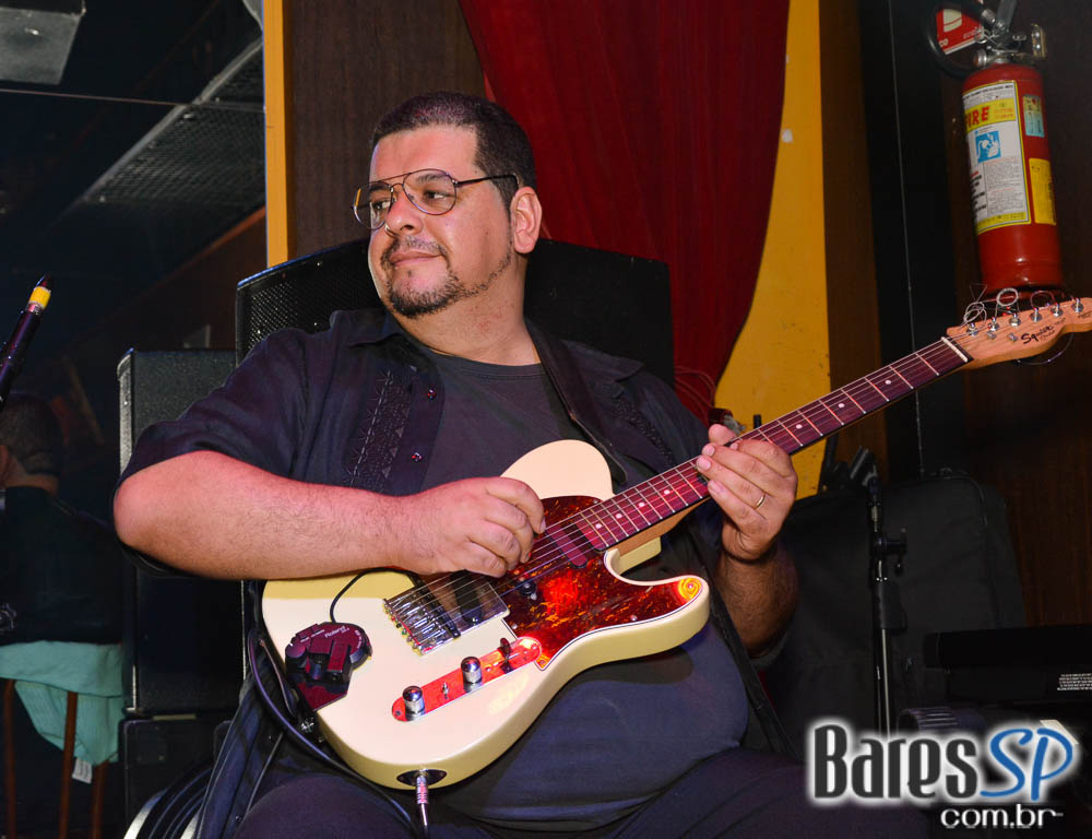 Dom Paulinho Lima & March 5 animaram a sexta-feira no Bar Charles Edward Dom Paulinho Lima & March 5 animaram a sexta-feira no Bar Charles Edward