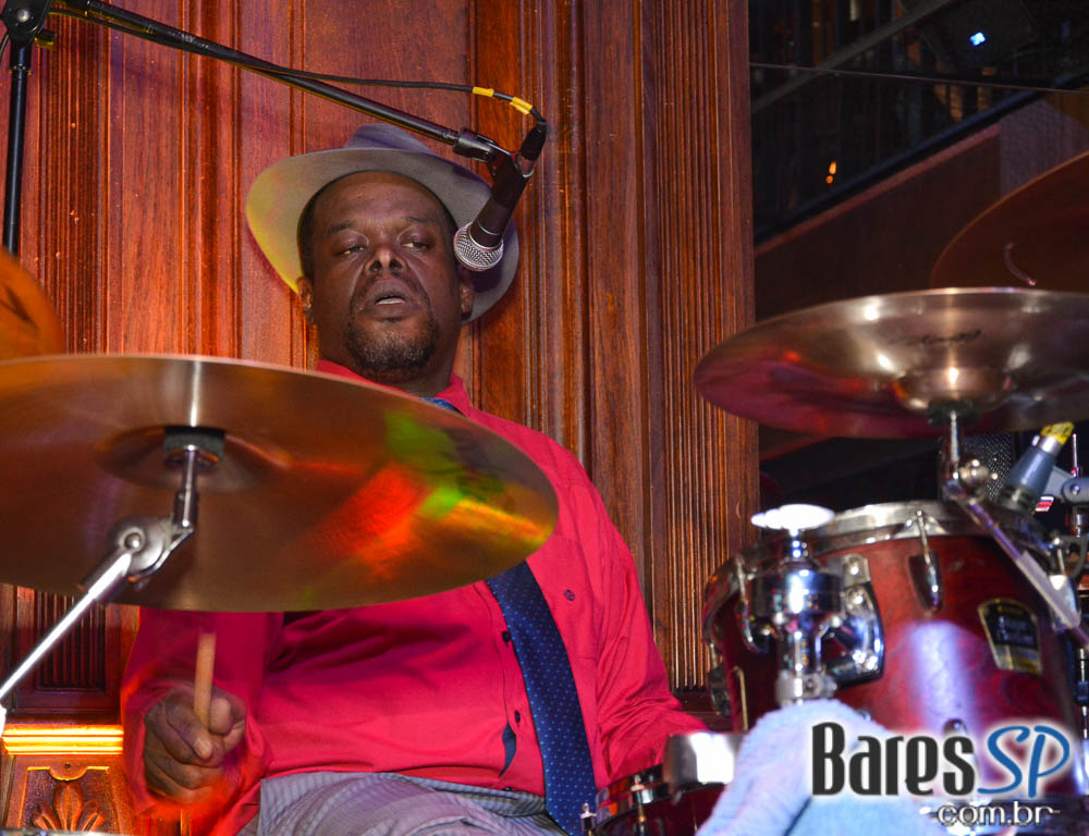 Dom Paulinho Lima & March 5 animaram a sexta-feira no Bar Charles Edward Dom Paulinho Lima & March 5 animaram a sexta-feira no Bar Charles Edward