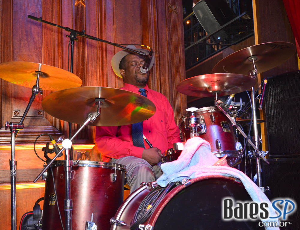 Dom Paulinho Lima & March 5 animaram a sexta-feira no Bar Charles Edward Dom Paulinho Lima & March 5 animaram a sexta-feira no Bar Charles Edward