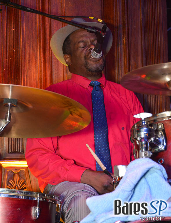 Dom Paulinho Lima & March 5 animaram a sexta-feira no Bar Charles Edward Dom Paulinho Lima & March 5 animaram a sexta-feira no Bar Charles Edward