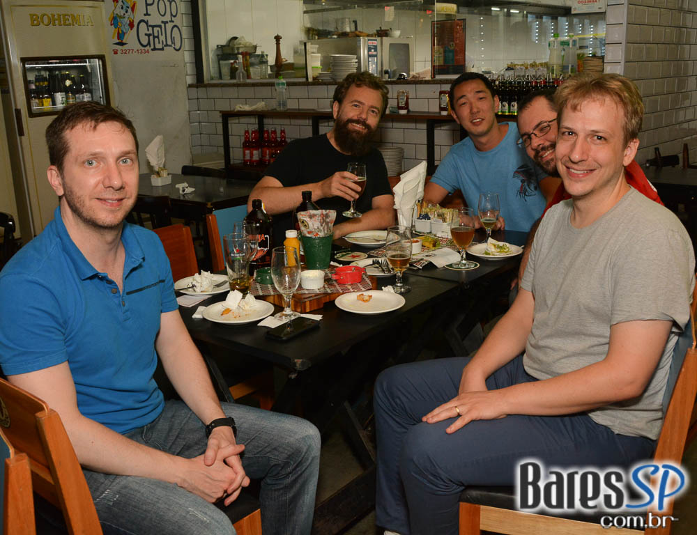 Bottled Dog ofereceu ambiente descontraído e cardápio variado no Itaim Bibi Bottled Dog ofereceu ambiente descontraído e cardápio variado no Itaim Bibi