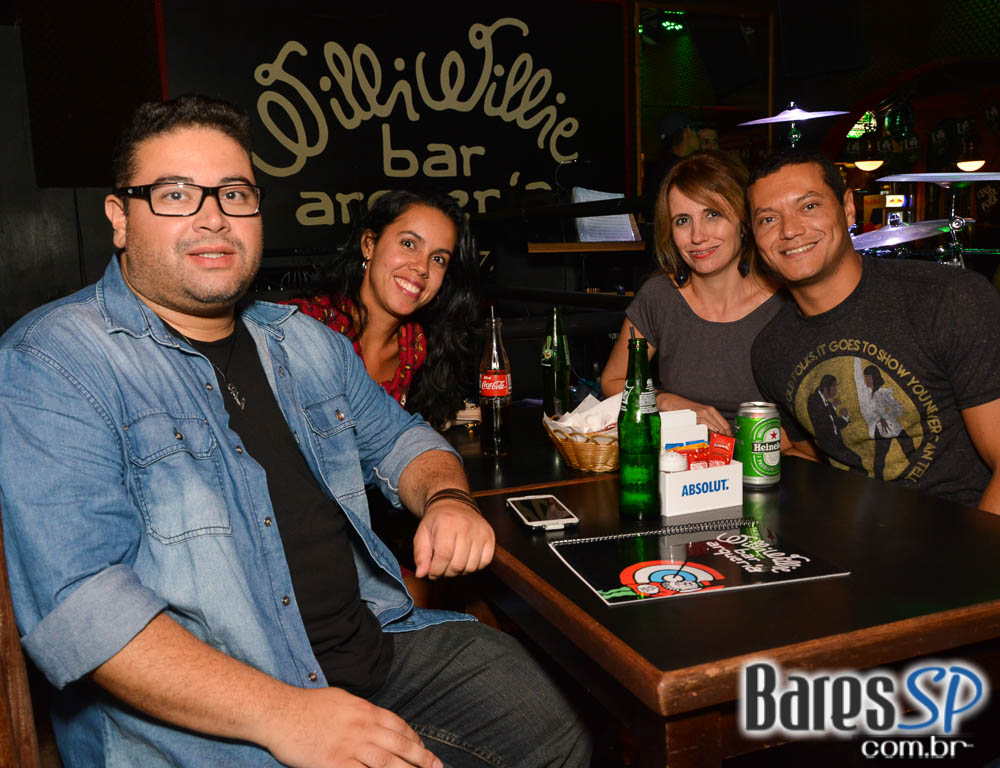 Banda Reinverso comandou a noite com pop rock no Willi Willie bar e Arqueria