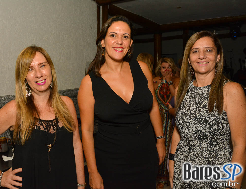 Cantor Betto Luck comandou a noite com clássicos do rock no Phenyx Club Cantor Betto Luck comandou a noite com clássicos do rock no Phenyx Club