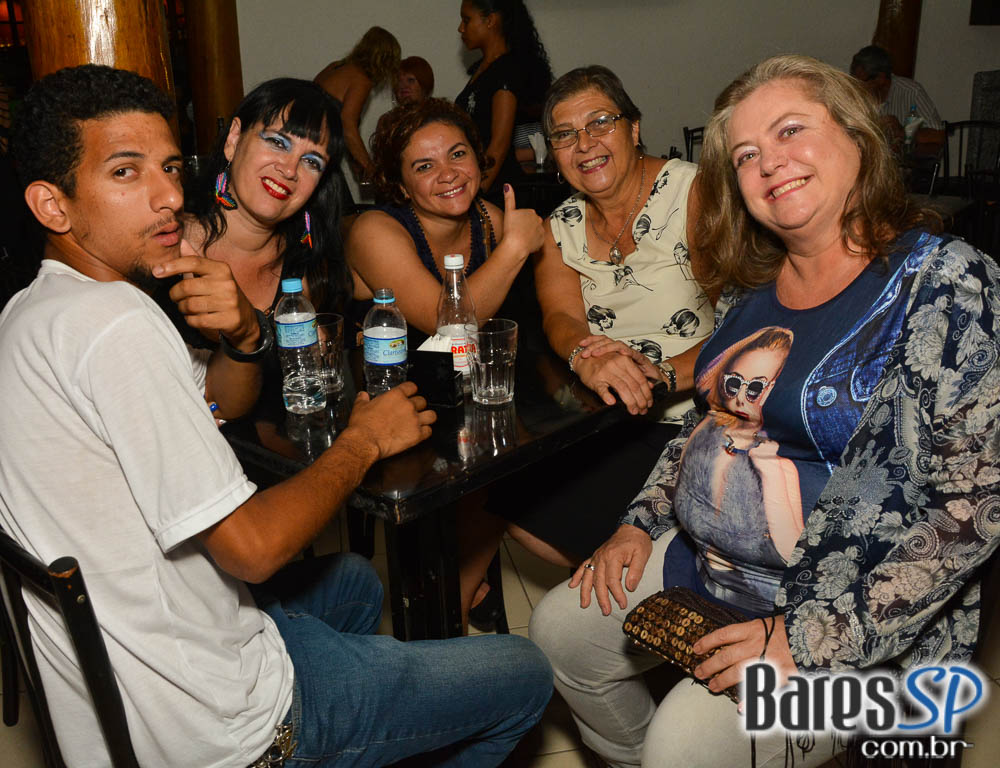 Cantor Betto Luck comandou a noite com clássicos do rock no Phenyx Club Cantor Betto Luck comandou a noite com clássicos do rock no Phenyx Club