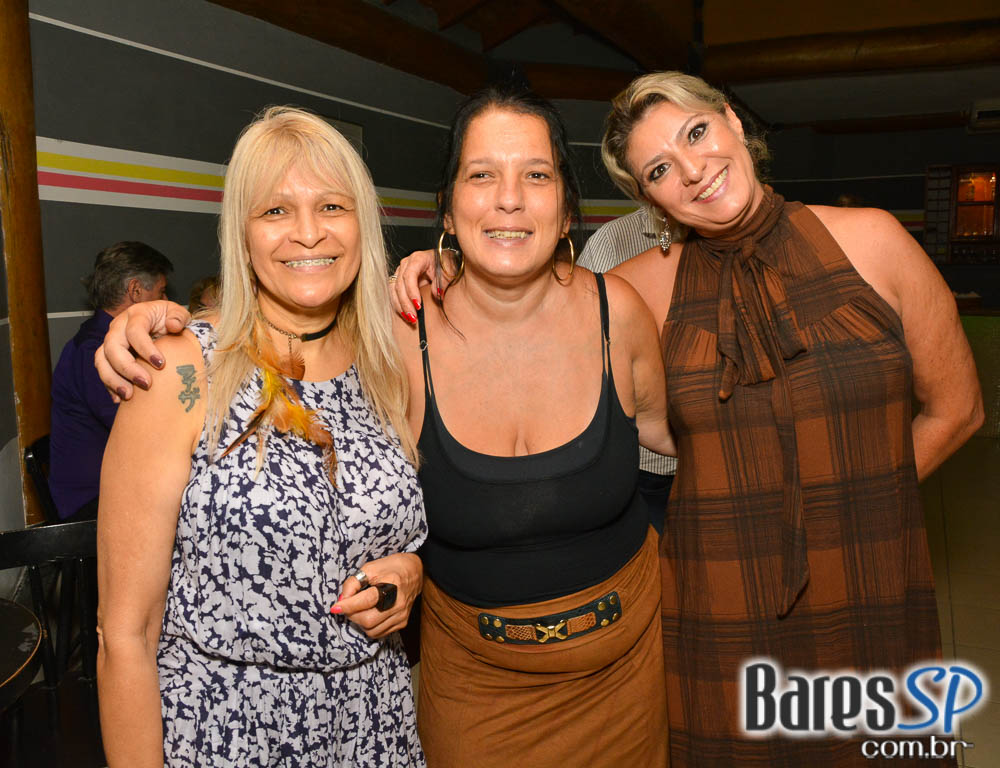 Cantor Betto Luck comandou a noite com clássicos do rock no Phenyx Club Cantor Betto Luck comandou a noite com clássicos do rock no Phenyx Club