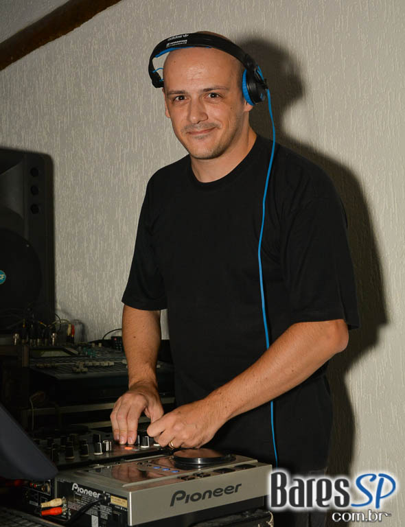 Cantor Betto Luck comandou a noite com clássicos do rock no Phenyx Club Cantor Betto Luck comandou a noite com clássicos do rock no Phenyx Club