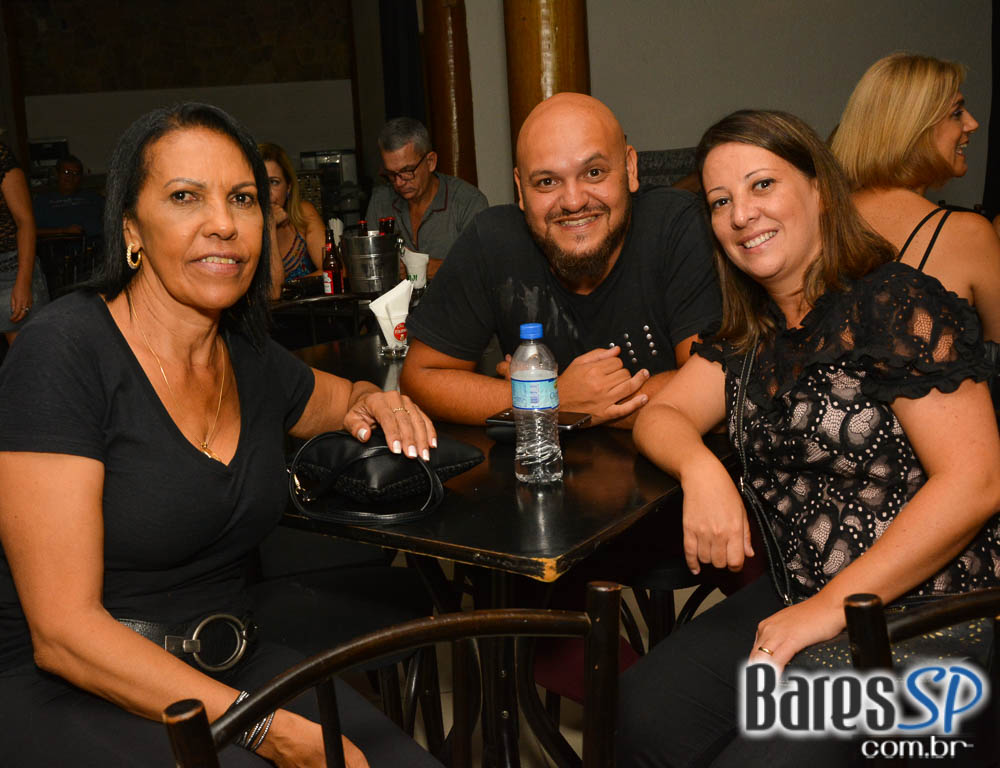 Cantor Betto Luck comandou a noite com clássicos do rock no Phenyx Club Cantor Betto Luck comandou a noite com clássicos do rock no Phenyx Club