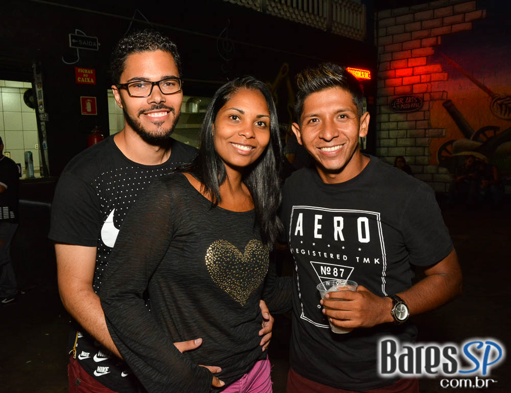 Bandas La Família 019, Ameaça, Brinquedo Torto e Hector Dub com clássicos do rock no Aquarius Rock Bar Bandas La Família 019, Ameaça, Brinquedo Torto e Hector Dub com clássicos do rock no Aquarius Rock Bar