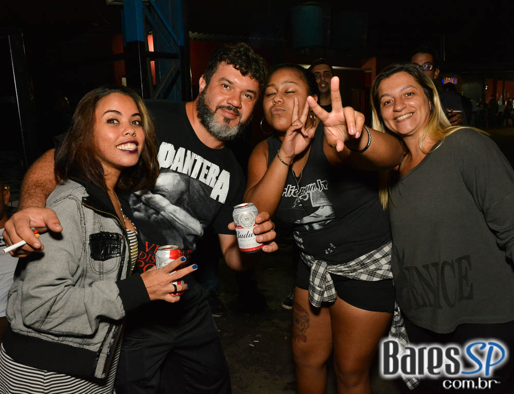 Bandas La Família 019, Ameaça, Brinquedo Torto e Hector Dub com clássicos do rock no Aquarius Rock Bar Bandas La Família 019, Ameaça, Brinquedo Torto e Hector Dub com clássicos do rock no Aquarius Rock Bar