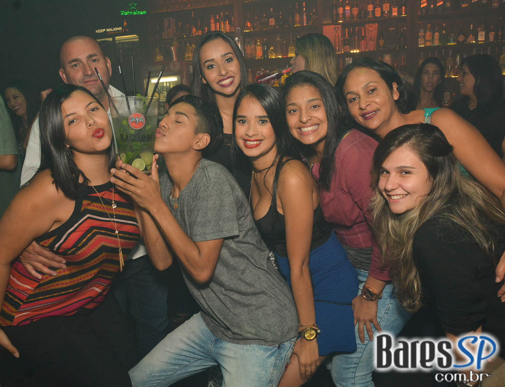 Noite da Cerveja Budweiser agitou a sexta-feira do Akbar Lounge e Disco Noite da Cerveja Budweiser agitou a sexta-feira do Akbar Lounge e Disco