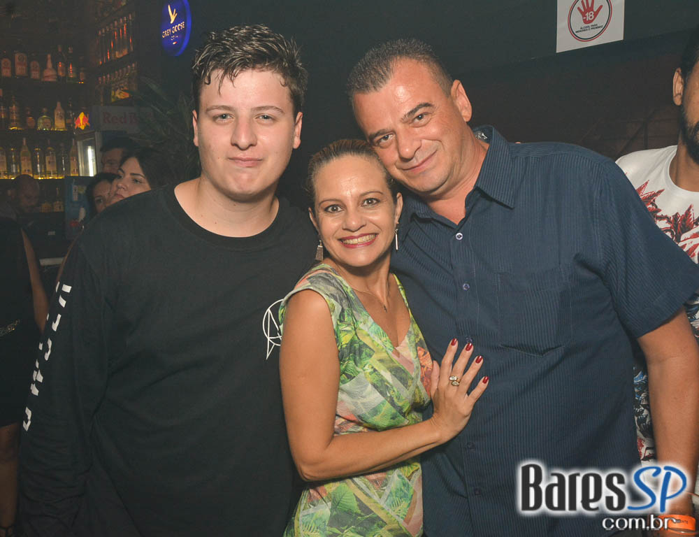 Noite da Cerveja Budweiser agitou a sexta-feira do Akbar Lounge e Disco Noite da Cerveja Budweiser agitou a sexta-feira do Akbar Lounge e Disco