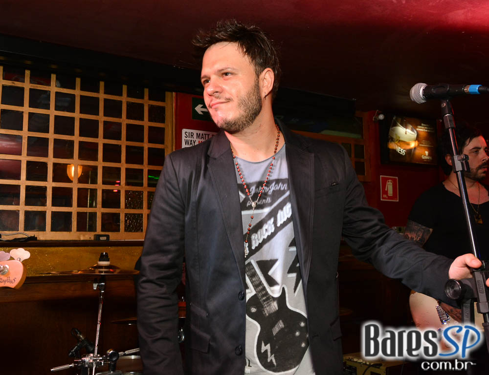 Banda Bubbles comandou a noite com pop rock no Republic Pub Banda Bubbles comandou a noite com pop rock no Republic Pub