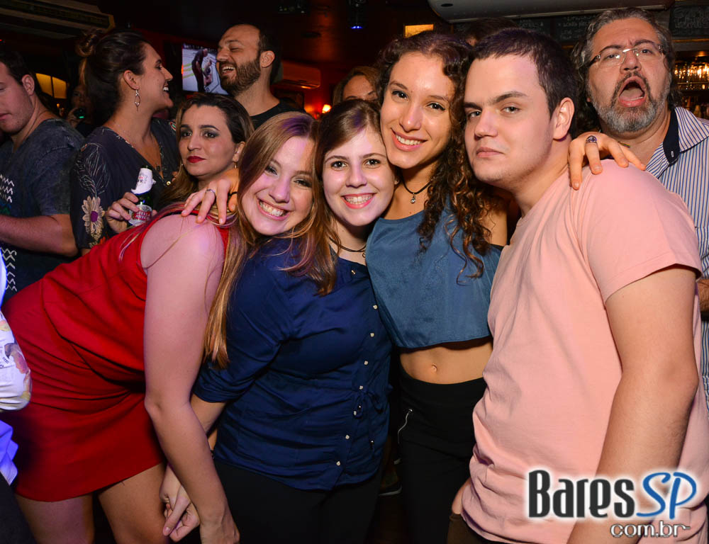 Banda Bubbles comandou a noite com pop rock no Republic Pub Banda Bubbles comandou a noite com pop rock no Republic Pub