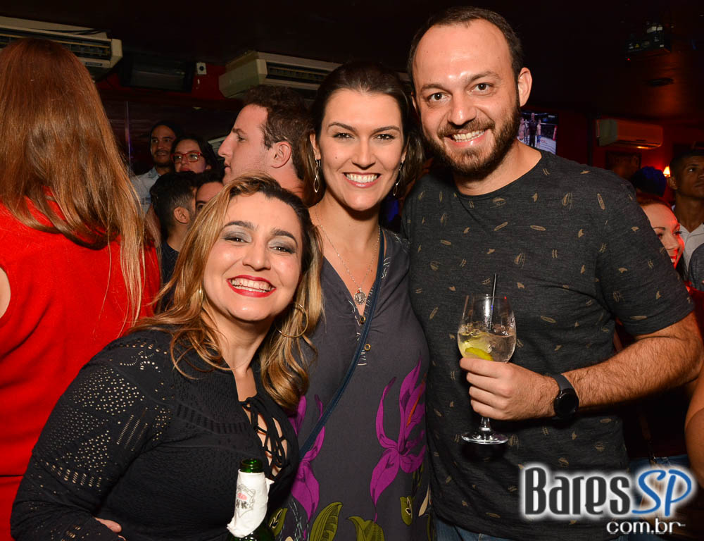Banda Bubbles comandou a noite com pop rock no Republic Pub Banda Bubbles comandou a noite com pop rock no Republic Pub
