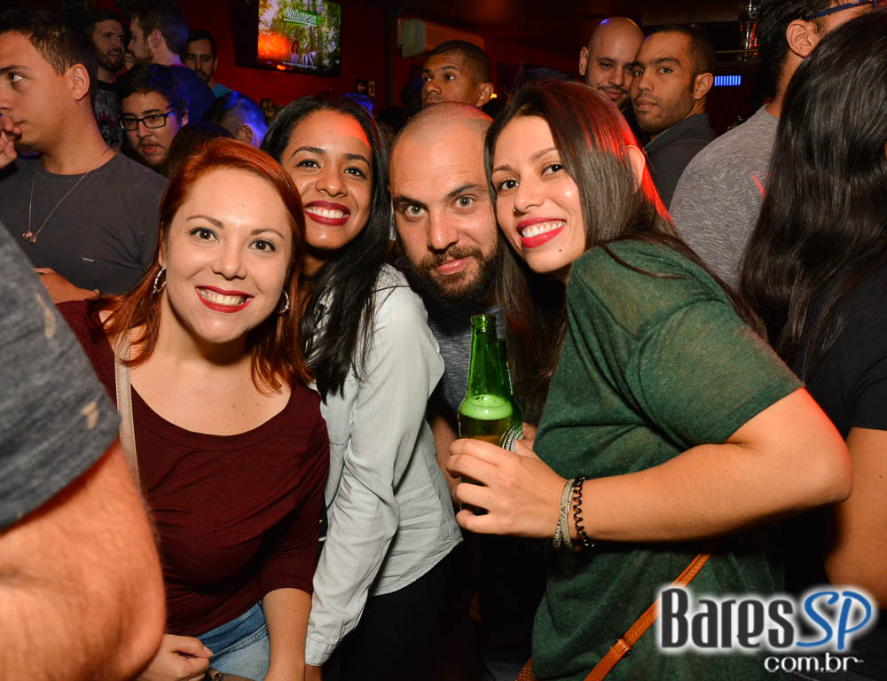 Banda Bubbles comandou a noite com pop rock no Republic Pub Banda Bubbles comandou a noite com pop rock no Republic Pub