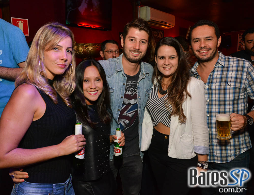 Banda Bubbles comandou a noite com pop rock no Republic Pub Banda Bubbles comandou a noite com pop rock no Republic Pub