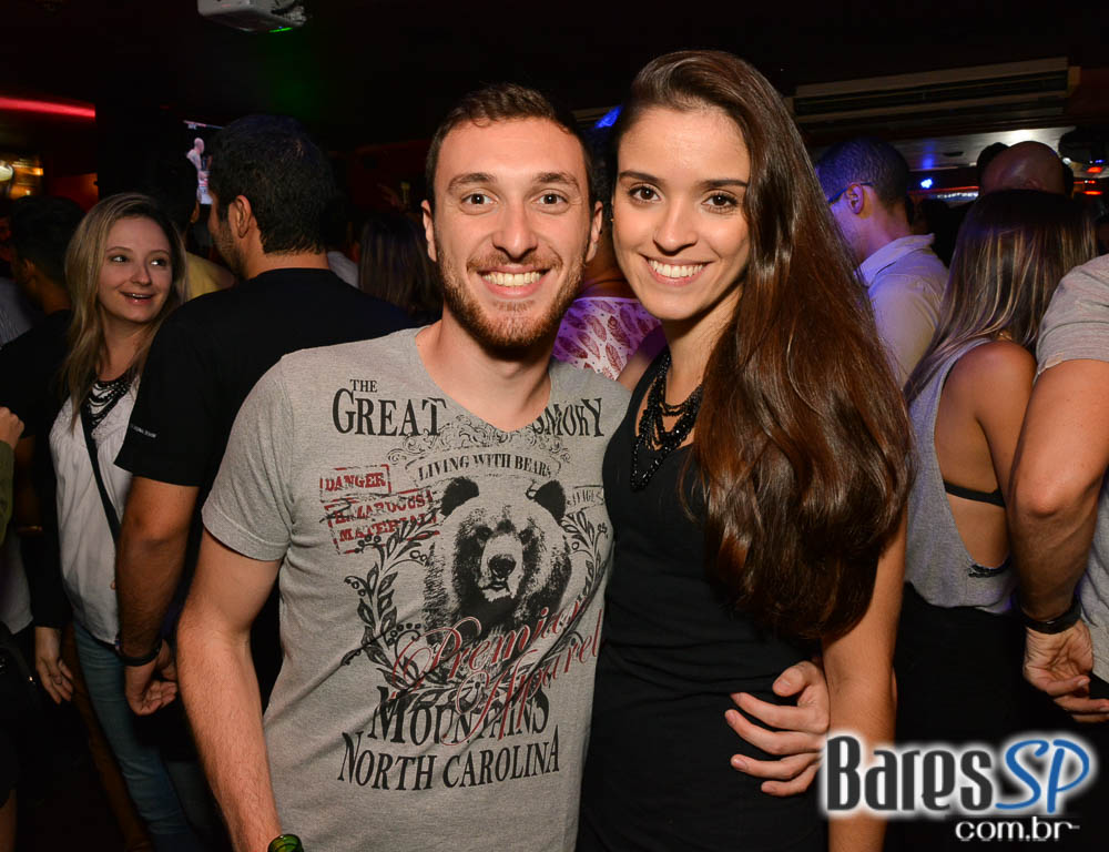 Banda Bubbles comandou a noite com pop rock no Republic Pub Banda Bubbles comandou a noite com pop rock no Republic Pub