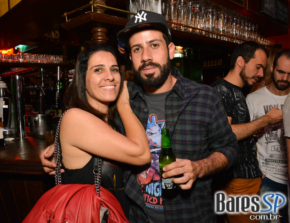 Banda Bubbles comandou a noite com pop rock no Republic Pub Banda Bubbles comandou a noite com pop rock no Republic Pub