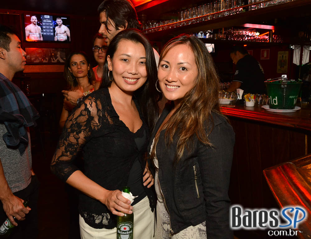 Banda Bubbles comandou a noite com pop rock no Republic Pub Banda Bubbles comandou a noite com pop rock no Republic Pub