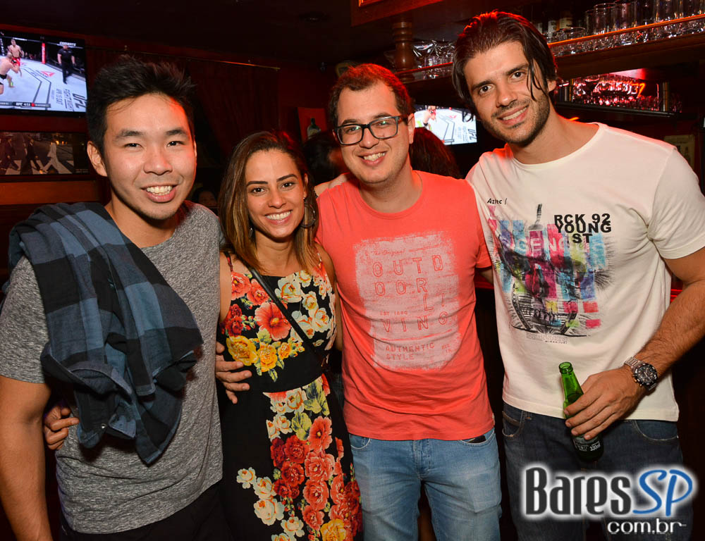 Banda Bubbles comandou a noite com pop rock no Republic Pub Banda Bubbles comandou a noite com pop rock no Republic Pub