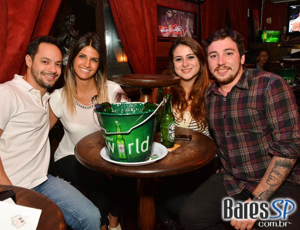 Banda Bubbles comandou a noite com pop rock no Republic Pub Banda Bubbles comandou a noite com pop rock no Republic Pub