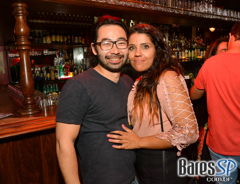 Banda Bubbles comandou a noite com pop rock no Republic Pub Banda Bubbles comandou a noite com pop rock no Republic Pub