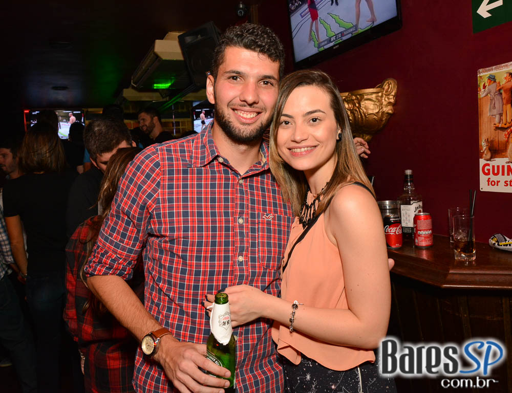 Banda Bubbles comandou a noite com pop rock no Republic Pub Banda Bubbles comandou a noite com pop rock no Republic Pub