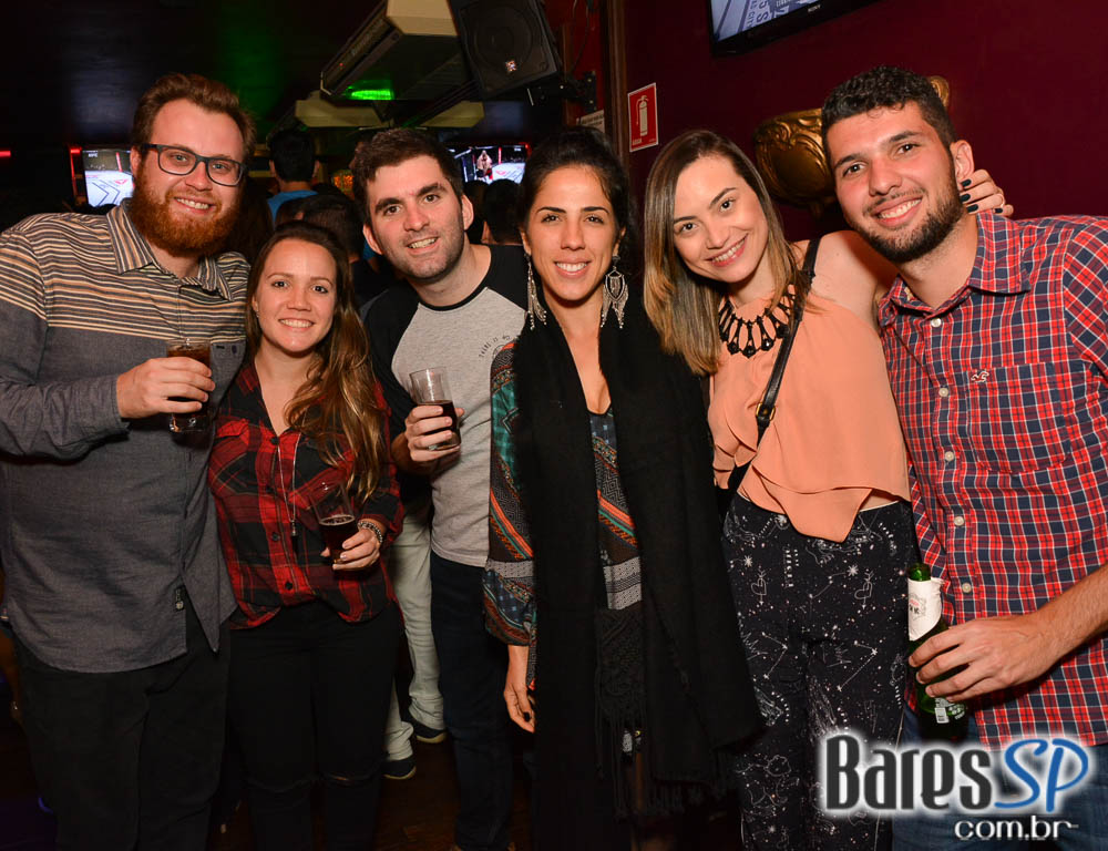 Banda Bubbles comandou a noite com pop rock no Republic Pub Banda Bubbles comandou a noite com pop rock no Republic Pub
