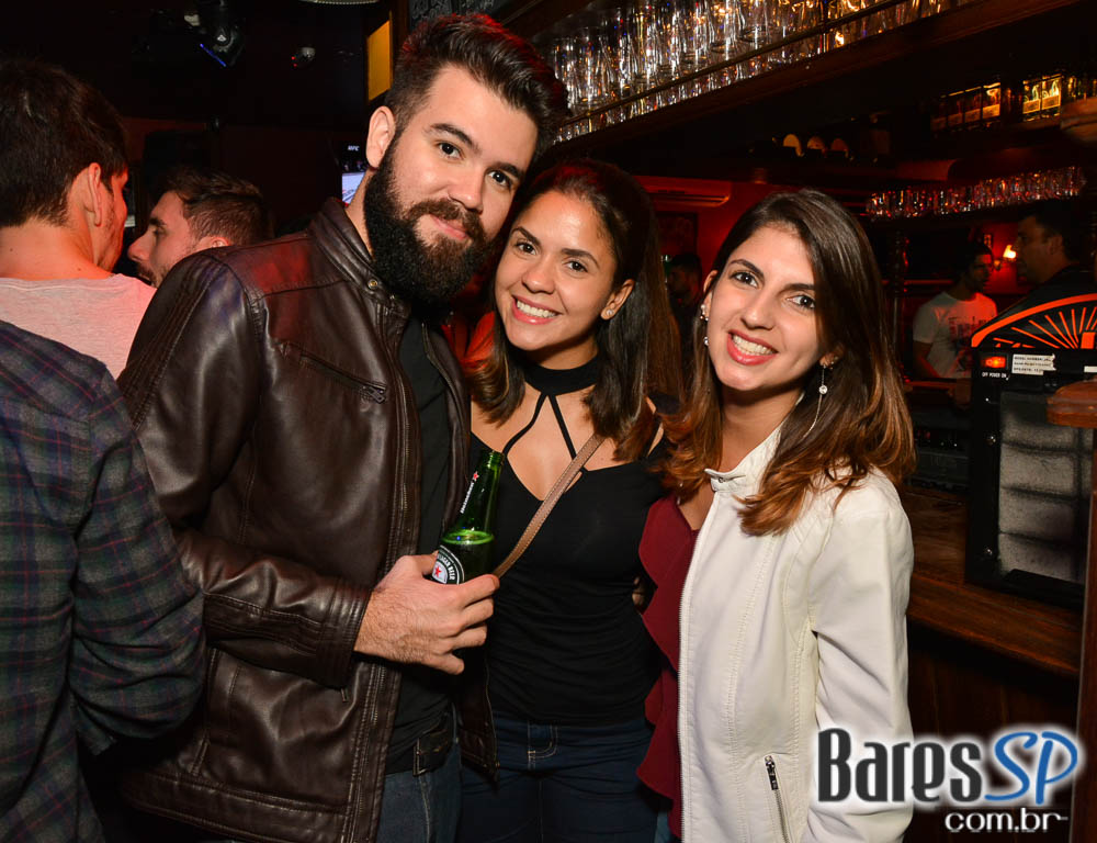 Banda Bubbles comandou a noite com pop rock no Republic Pub Banda Bubbles comandou a noite com pop rock no Republic Pub