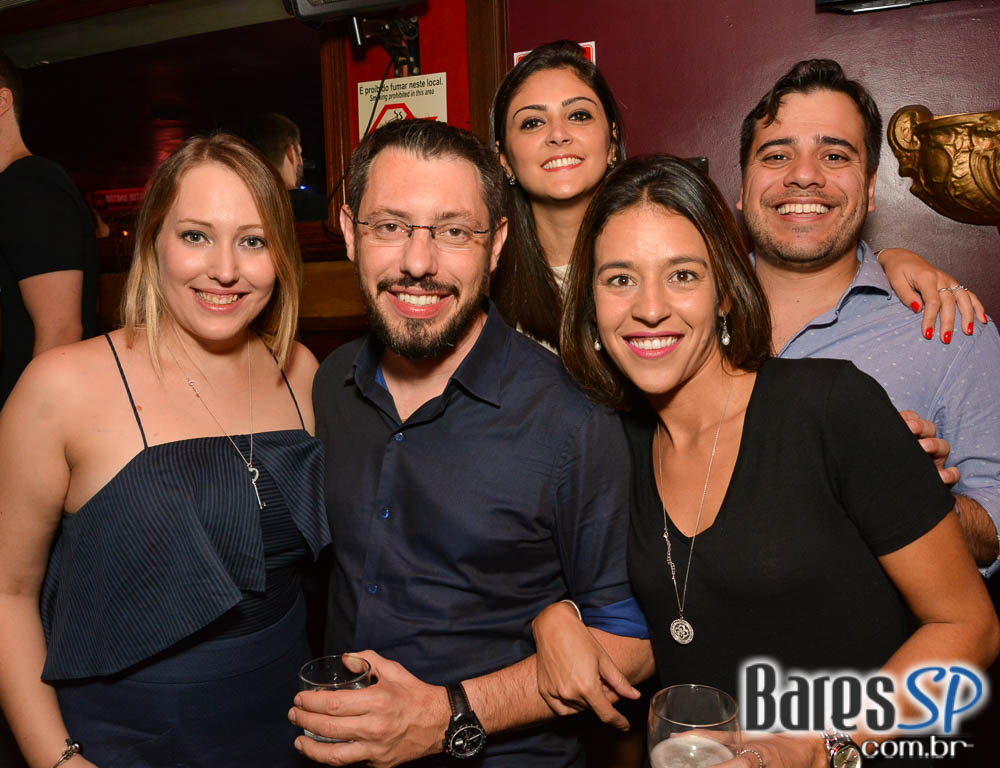 Banda Bubbles comandou a noite com pop rock no Republic Pub Banda Bubbles comandou a noite com pop rock no Republic Pub