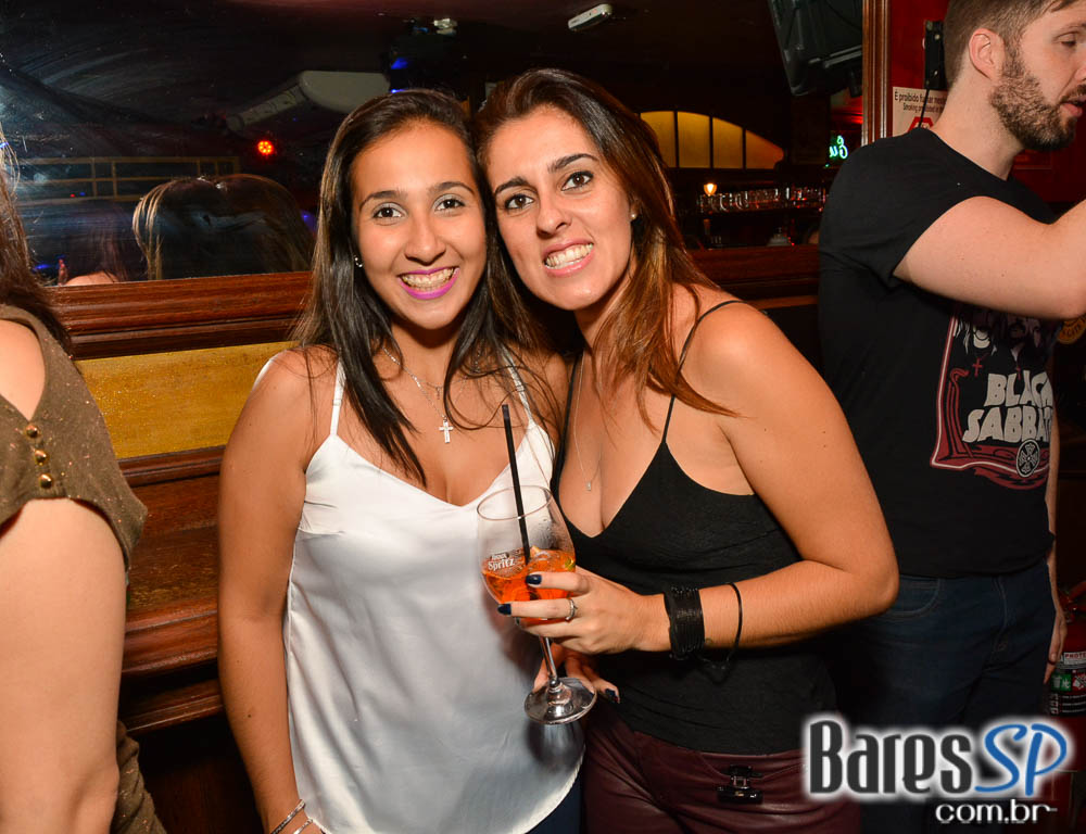 Banda Bubbles comandou a noite com pop rock no Republic Pub Banda Bubbles comandou a noite com pop rock no Republic Pub