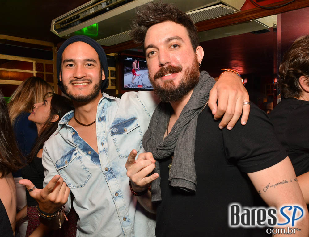 Banda Bubbles comandou a noite com pop rock no Republic Pub Banda Bubbles comandou a noite com pop rock no Republic Pub