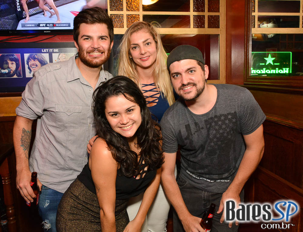 Banda Bubbles comandou a noite com pop rock no Republic Pub Banda Bubbles comandou a noite com pop rock no Republic Pub