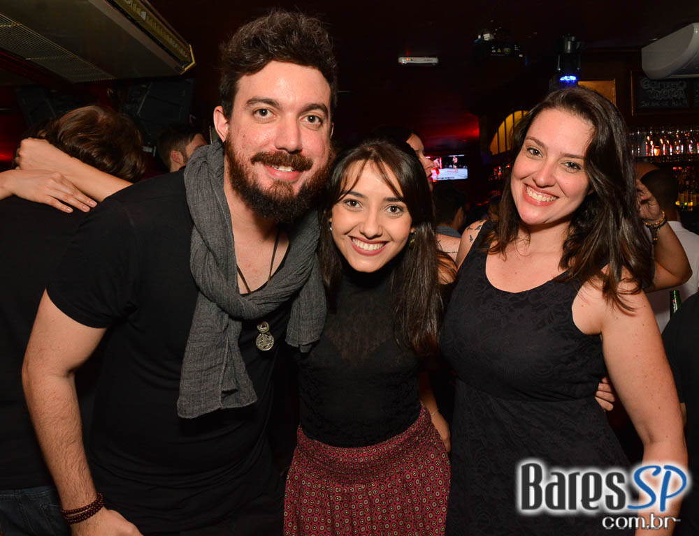 Banda Bubbles comandou a noite com pop rock no Republic Pub Banda Bubbles comandou a noite com pop rock no Republic Pub