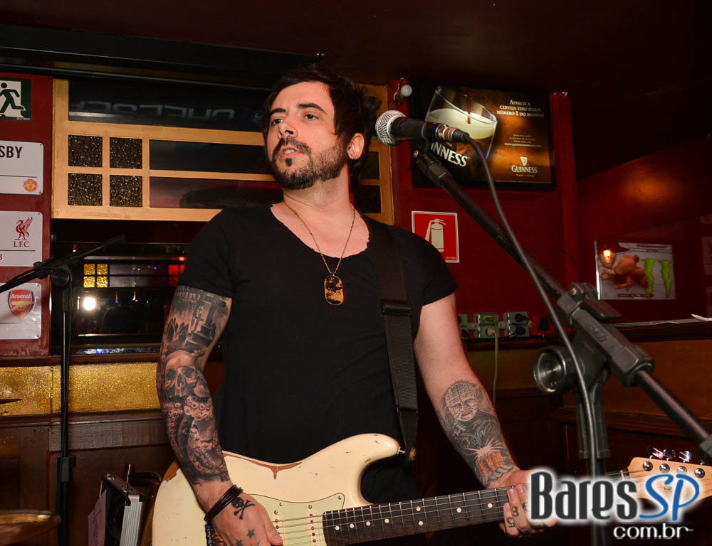 Banda Bubbles comandou a noite com pop rock no Republic Pub Banda Bubbles comandou a noite com pop rock no Republic Pub