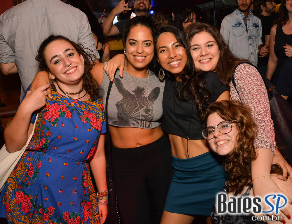 Banda Bubbles comandou a noite com pop rock no Republic Pub Banda Bubbles comandou a noite com pop rock no Republic Pub