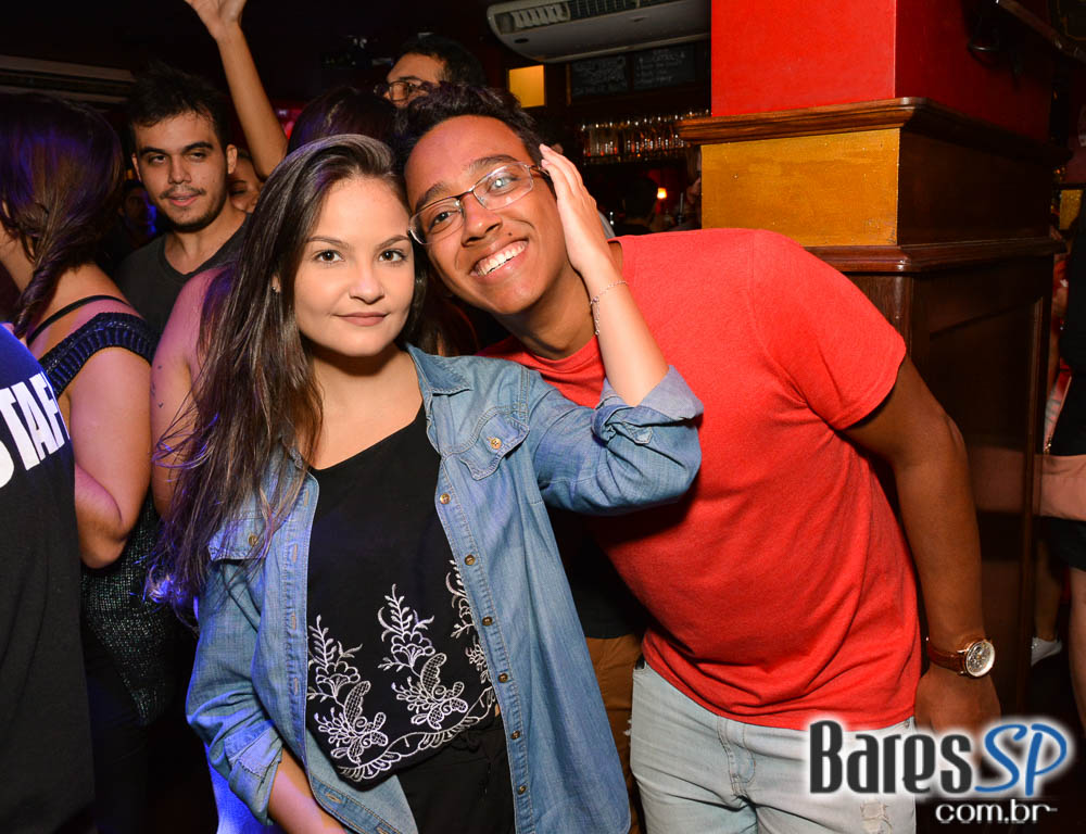 Banda Bubbles comandou a noite com pop rock no Republic Pub Banda Bubbles comandou a noite com pop rock no Republic Pub