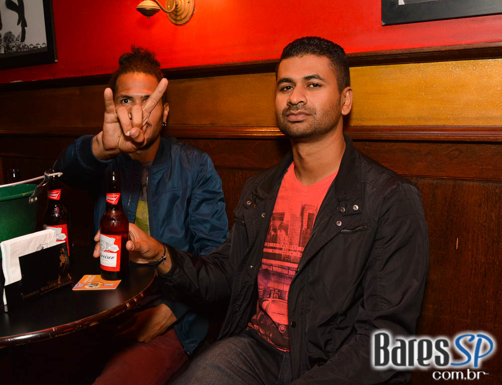 Banda Bubbles comandou a noite com pop rock no Republic Pub Banda Bubbles comandou a noite com pop rock no Republic Pub