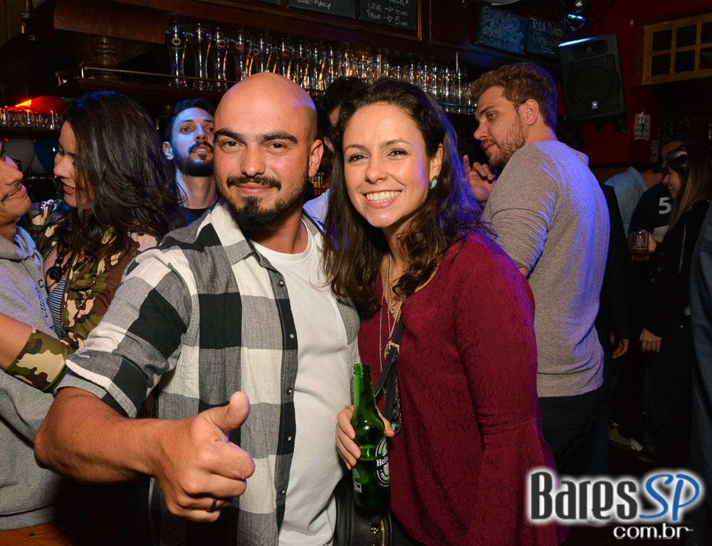 Banda Vih e William Kim agitaram a noite com clássicos do rock no Republic Pub Banda Vih e William Kim agitaram a noite com clássicos do rock no Republic Pub