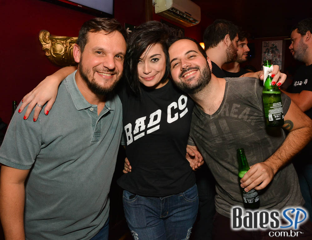 Banda Vih e William Kim agitaram a noite com clássicos do rock no Republic Pub Banda Vih e William Kim agitaram a noite com clássicos do rock no Republic Pub