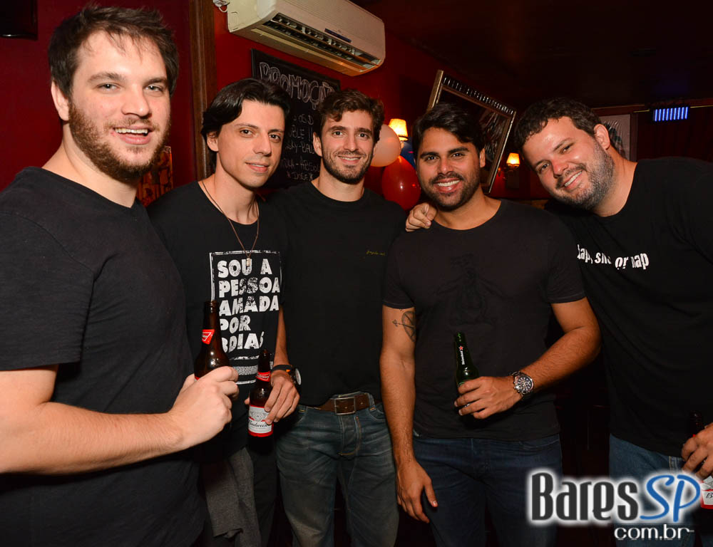 Banda Vih e William Kim agitaram a noite com clássicos do rock no Republic Pub Banda Vih e William Kim agitaram a noite com clássicos do rock no Republic Pub